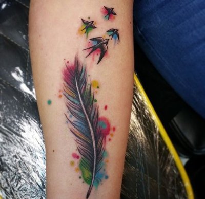 Tatouage plume style taches de couleurs avec des oiseaux